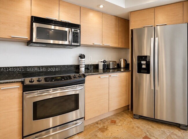 Building Photo - 16699 Collins Ave