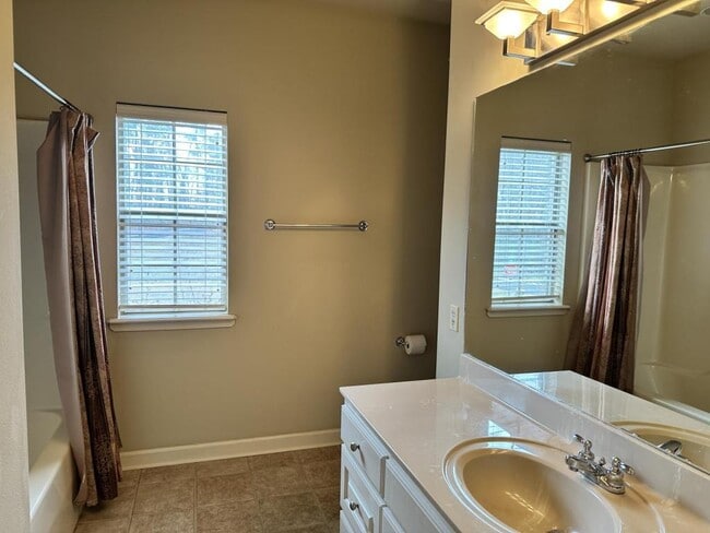 Building Photo - 105 Summertime Point