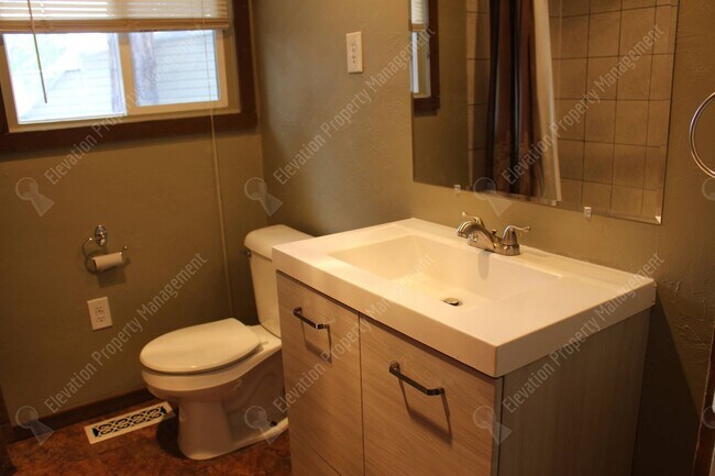 Building Photo - Historic Midtown Bend Gem with Detached St...