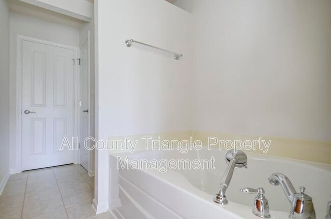 Building Photo - 408 Dyersville Dr