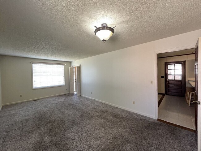 Building Photo - 3/2 One Level Home w/ Spacious, Level Lot!