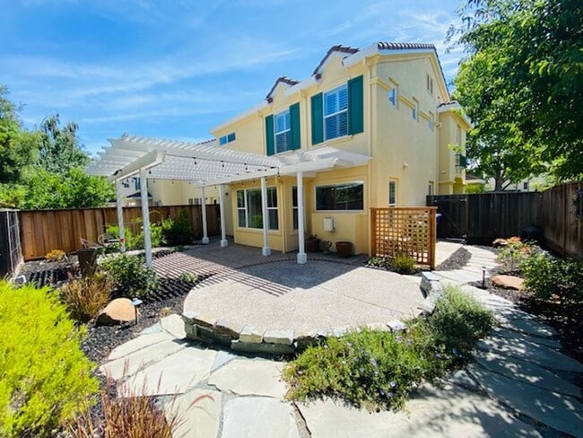 Building Photo - Elegant and Move-In Ready 4BD/3BA, Two-Sto...