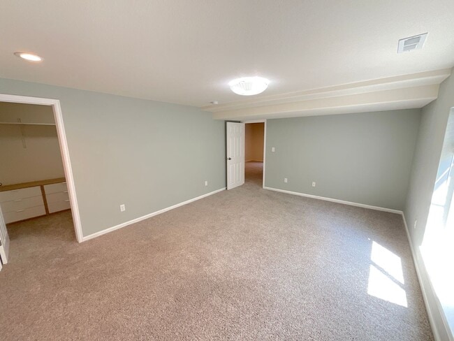 Building Photo - 6 Bedroom Home Available Near North Gate B...