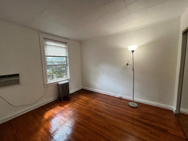 Building Photo - 2 bedroom in SUNNYSIDE NY 11104