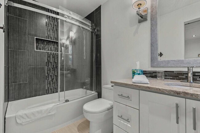 Building Photo - 2821 NW 4th Ln