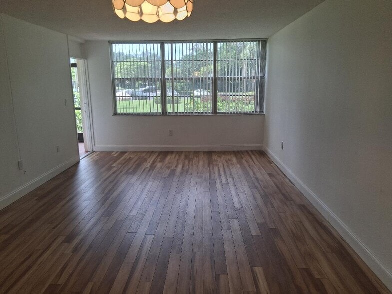 Livingroom - 1000 Saint Charles Pl