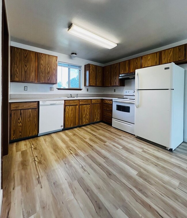 Building Photo - Non-Refundable & Security Deposit Total: $1300.00