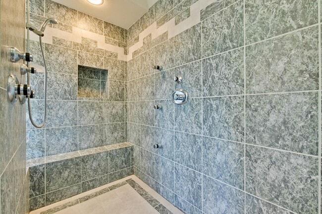 Building Photo - Large 3,767 sqft home on a 10,000 sqft lot- 2 bed located on 1st floor w/ separate entrance - Top...
