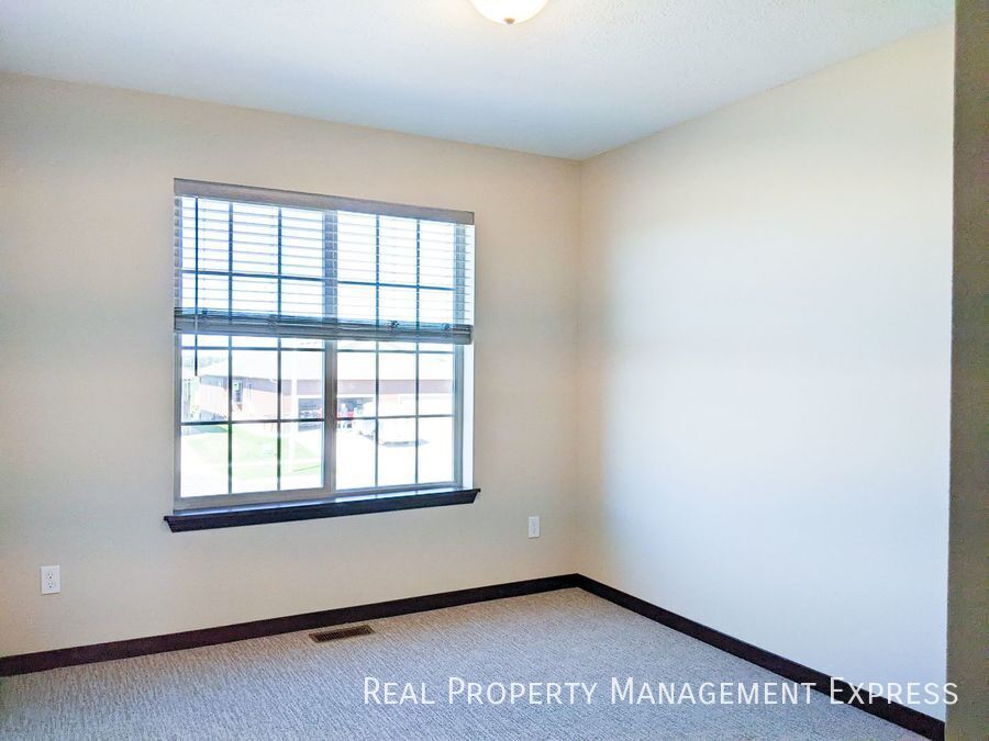 Building Photo - 9617 W Broek Dr