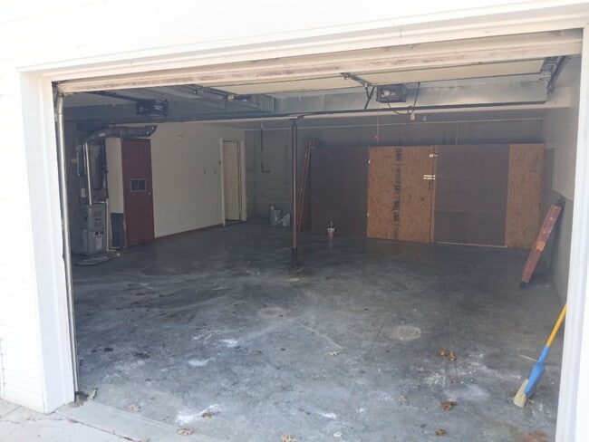 Building Photo - 3 bdrm, 2.5 bath, 2 car garage House For Rent