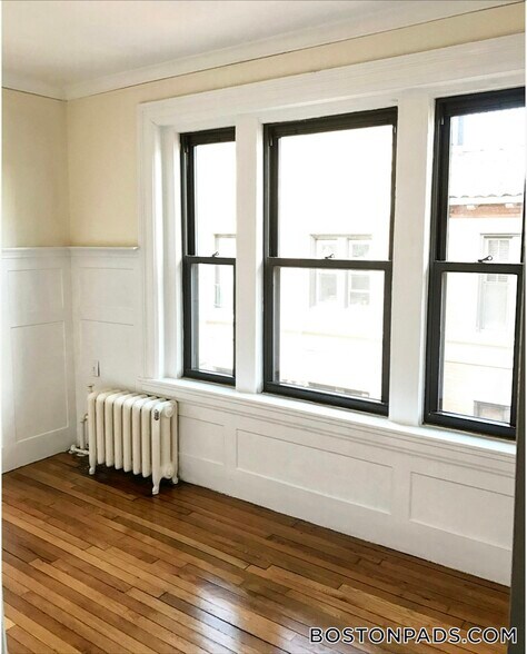 Building Photo - 448 Park Dr