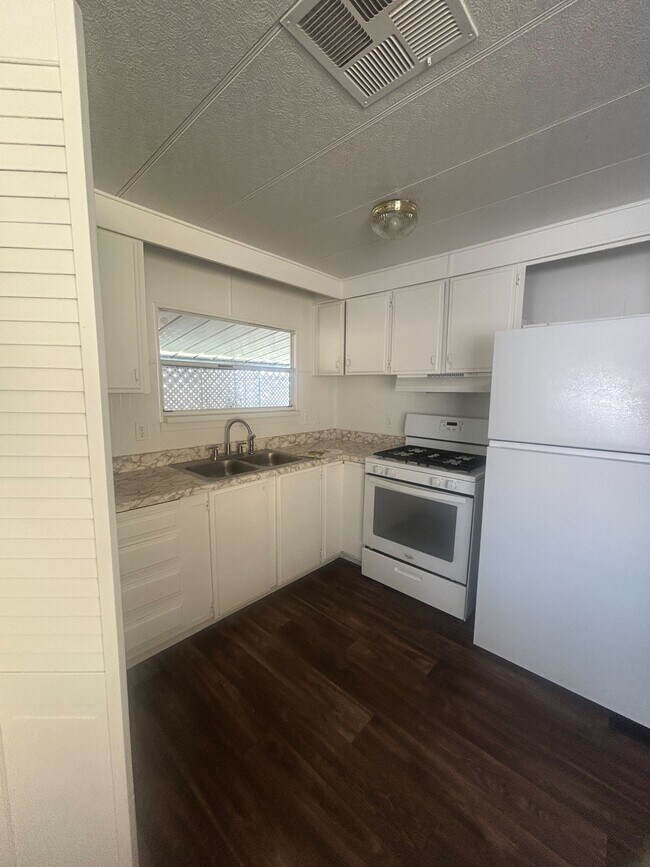 Building Photo - 3601 E Wyoming Ave