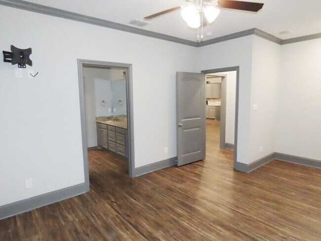 Building Photo - 2528 Guinn Farms Rd