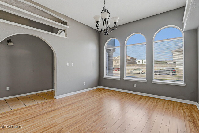 Building Photo - 305 De Palma Pl