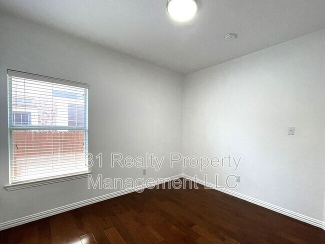 Building Photo - 4400 Avebury Dr