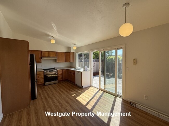 Building Photo - 864 Crinella Dr