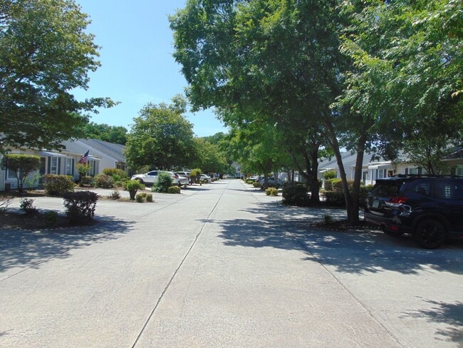 Building Photo - West Augusta Townhome Close to Medical, Shopping, and Dining