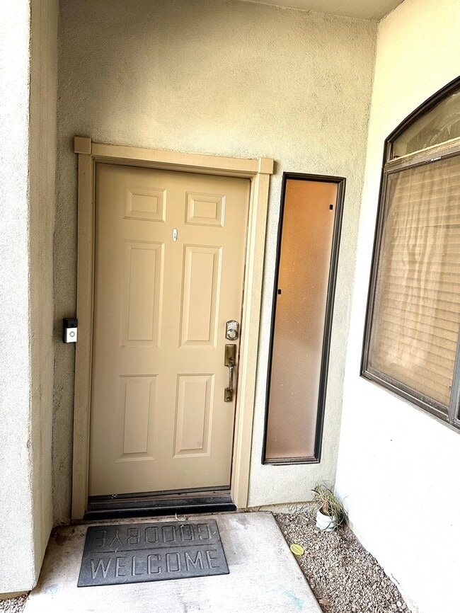 Building Photo - Gorgeous 2 bedroom / 2 bath condo in The Enclave