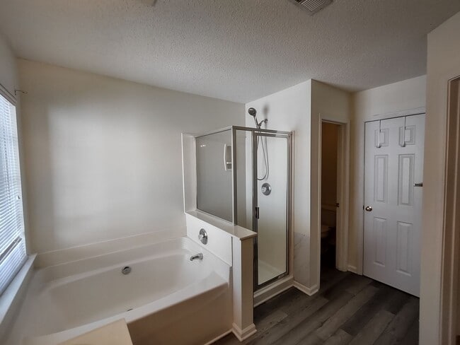 Building Photo - Beautiful 2-story home located in the Reed...