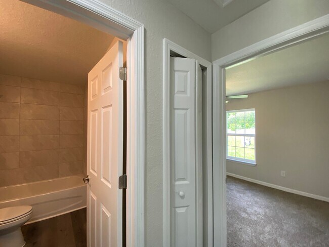 Building Photo - Desirable SE Neighborhood - 3/2/2 Silver Spring Shores **Available NOW**