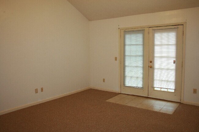 Building Photo - Duplex Available Fall 2026!