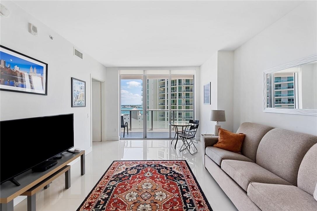 Building Photo - 1300 Brickell Bay Dr