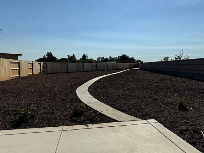 Building Photo - Avail 6/1. Solar home in 55+ gated communi...