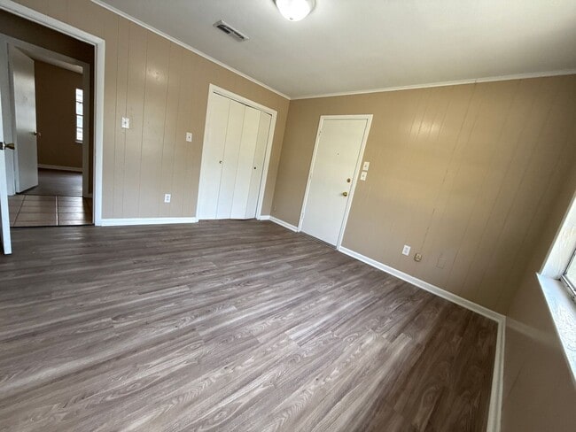 Building Photo - Country and City Side Home