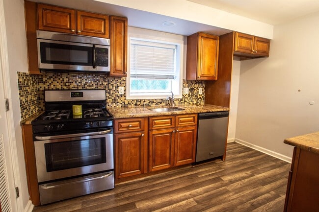 Building Photo - 171 Clifford St