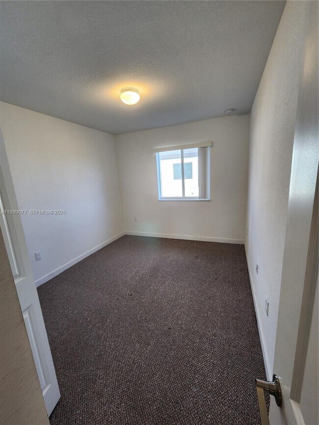 Building Photo - 452 NW 12th Pl