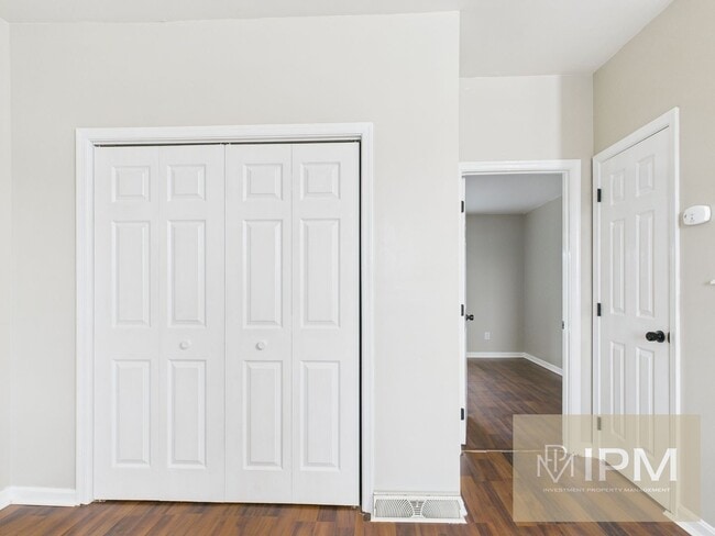 Building Photo - Beautiful 4 Bedroom, 1 Bath Home with Off-Street Parking!!