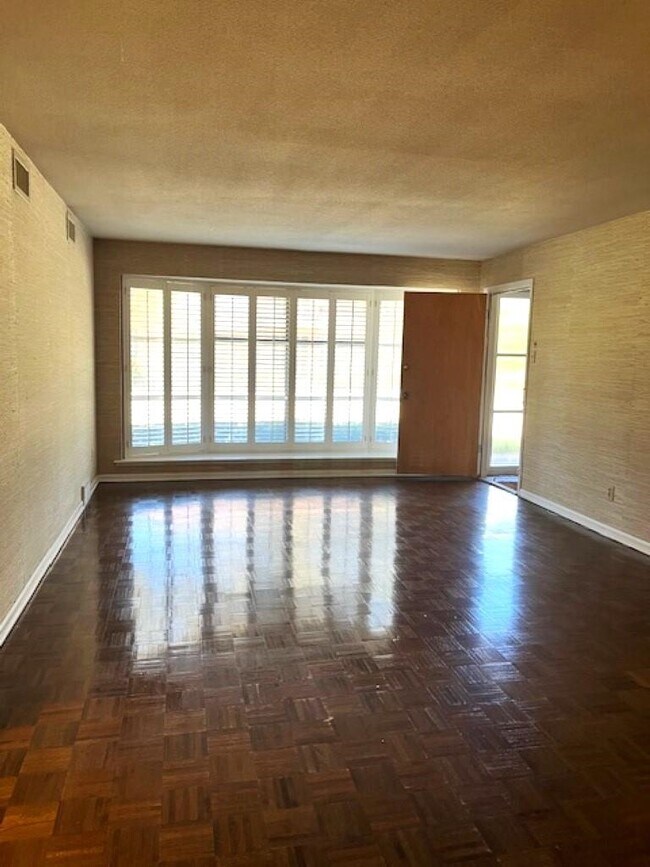 Building Photo - 4400 Poplar Ave