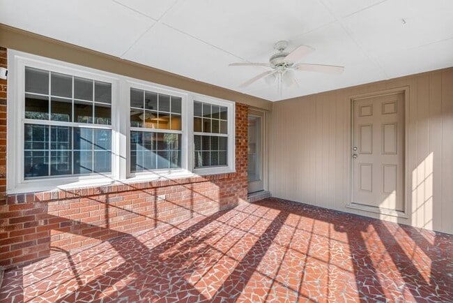 Building Photo - NW, Updated, Wood Floors, SS Appl., Den, Dining Roon, Sun Room, Finished Basement, Fenced!