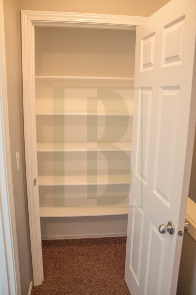 Building Photo - Spacious Updated Duplex in Salem