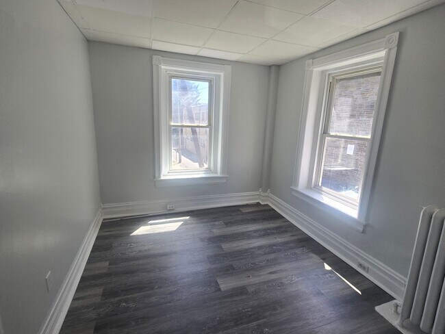 Building Photo - 450-452 W Maple St