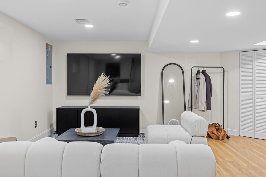 Building Photo - 125 Urell Pl NE