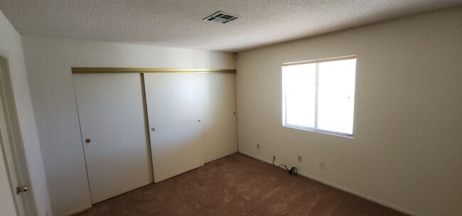 Building Photo - Gorgeous 2BED/2BATH Condo nestled in a Roc...