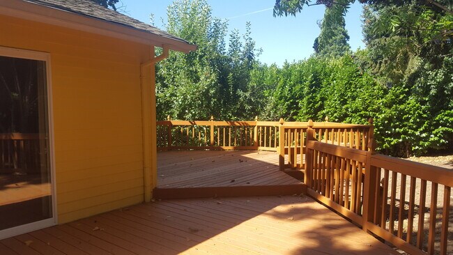 Building Photo - Raleigh Hills Beauty! XL Yard & Attached Garage! Dogs OK!