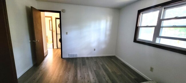Building Photo - 2 BR Duplex in Convenient Neighborhood - PET FRIENDLY