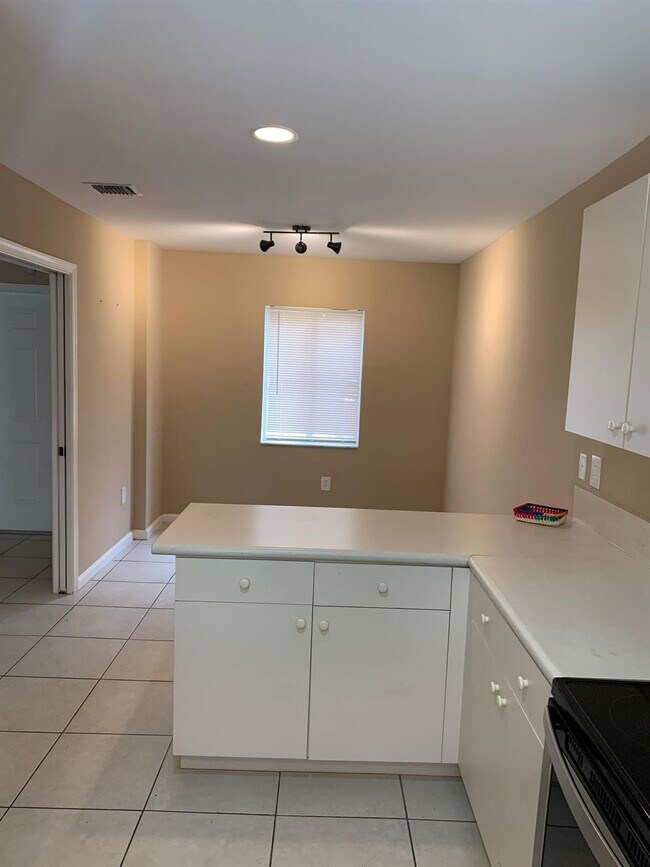 Building Photo - 2400 NW 98th Ln