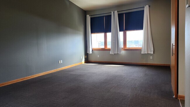 Building Photo - Corner Townhouse in Downtown Tacoma with A...
