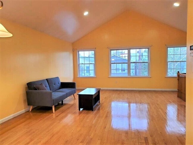 Primary Photo - 27 Jewett Ave