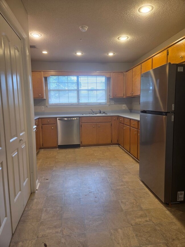 Building Photo - Beautiful very spacious 4 Bed/2 Bath