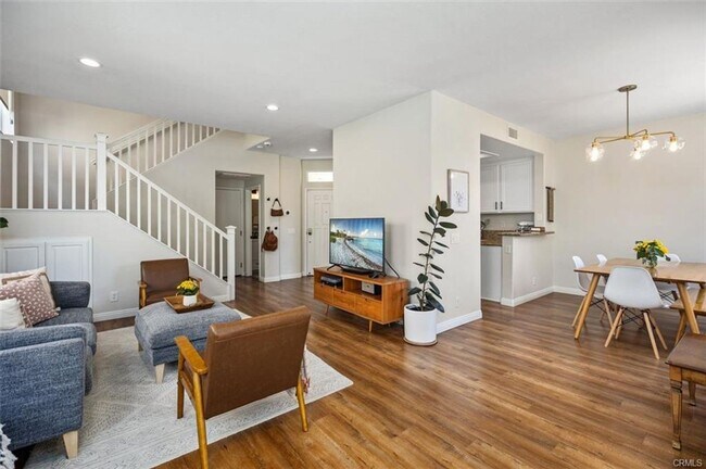 Building Photo - 3 bedroom in Gated Victoria Community!