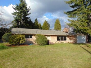 Building Photo - 3 Bedroom/1.75 Bath Bellevue Remodeled Ram...