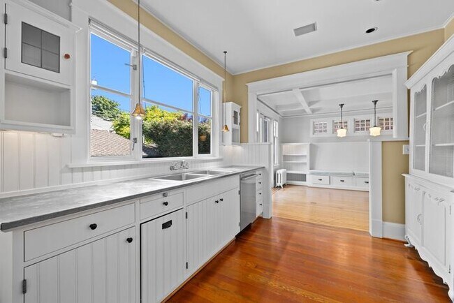 Building Photo - Stunning 1909 Craftsman w/ AC in Coveted Capitol Hill