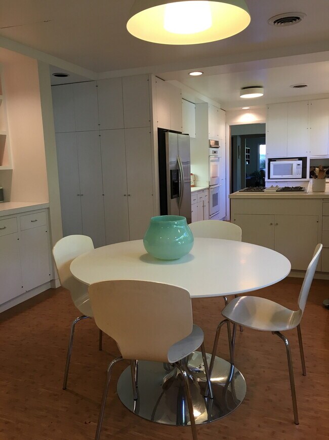 Building Photo - Lovely Mid Century Ranch in sought after West Slope neighborhood!