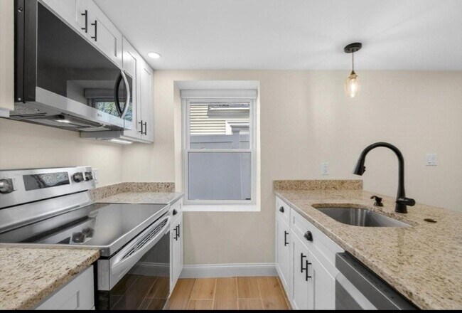 Building Photo - 17 Kingman Ave