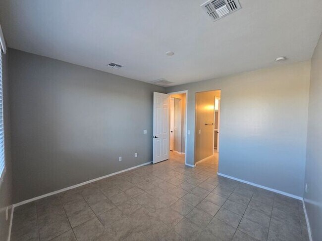 Building Photo - MOVE IN SPECIAL!! 3 Bedroom/ 2 Bath Red Rock Oasis