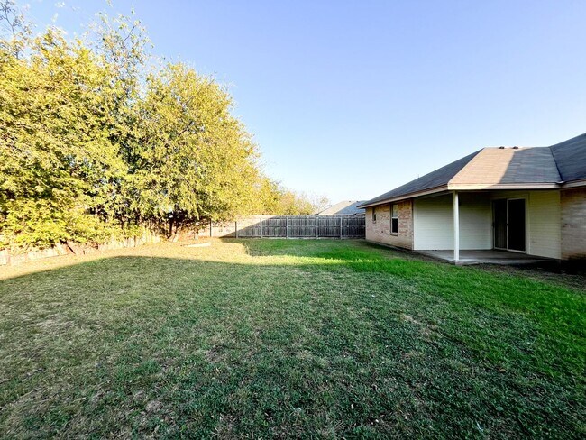Building Photo - Available NOW Beautiful 1 story, 3 bedroom, 2 bath home. This is exactly what you have been looki...